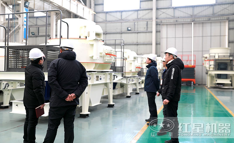 用户参观金年会金字招牌信誉至上机器人工制砂机车间