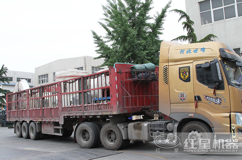 超细粉磨机装车完毕、准备发货